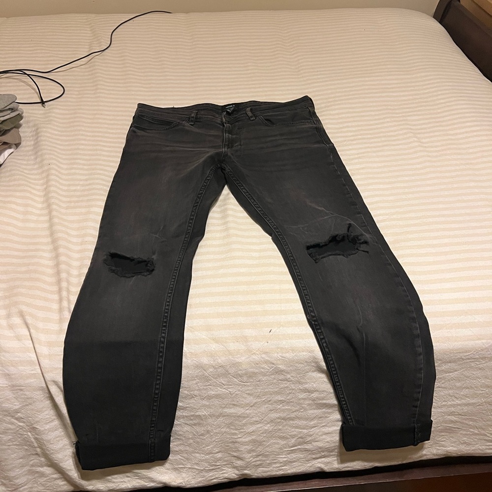 Forever 21 Men’s Black Ripped Knee Slim Jeans